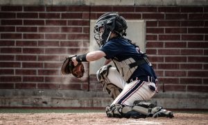 cara melempar baseball